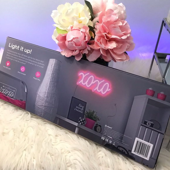 XOXO Neon Led Wall Light - Picture 10 of 11